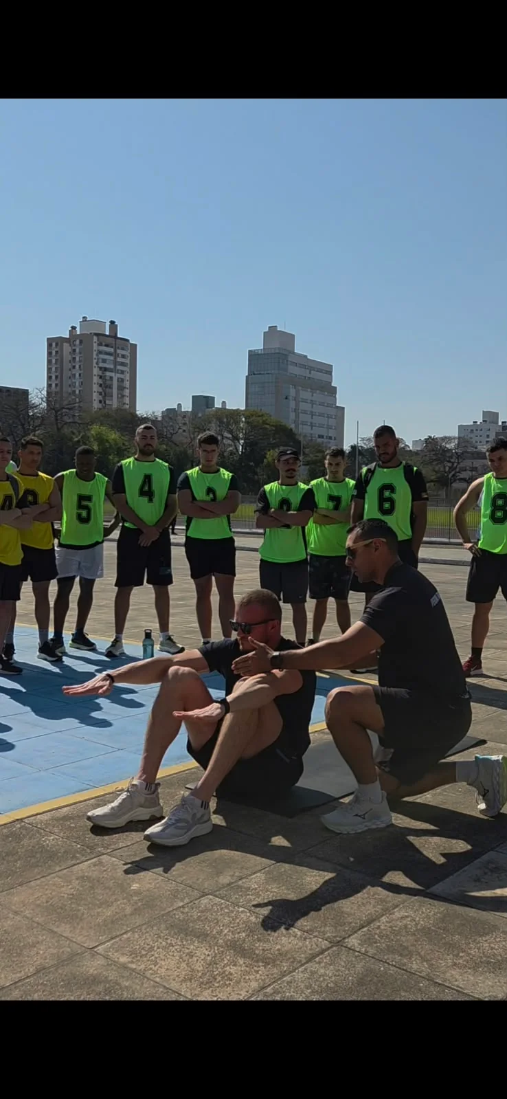Maicon demonstrando um movimento abdominal a participantes do evento.